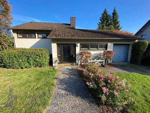 Eingang mit Vordergarten - Charmantes Einfamilienhaus mit Fernblick in Detmold-Schling