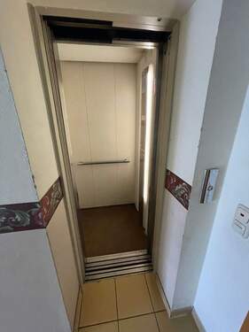 Fahrstuhl im Treppenhaus - 