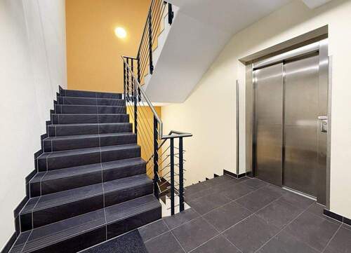 Treppenhaus mit Aufzug - 