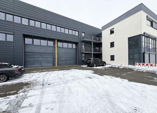 Einfahrt zur Lagerhalle - 