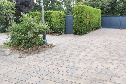 12_Außen_Einfahrt & Stellplätze - 