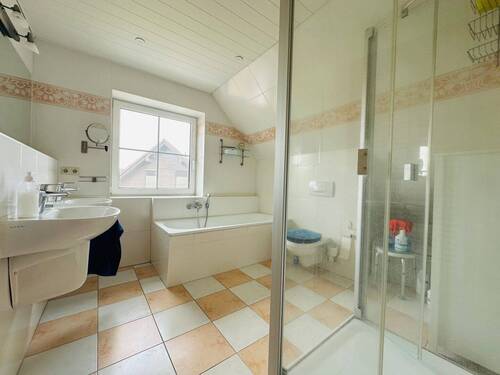 Bad mit Dusche und Badewanne - 