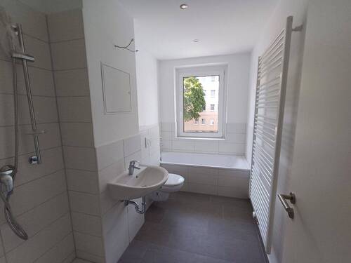 Tageslichtbad mit Wanne und Dusche - Großzügige 4-Raum-Wohnung mit Balkon - Ihr neues Zuhause! - 1. OG links