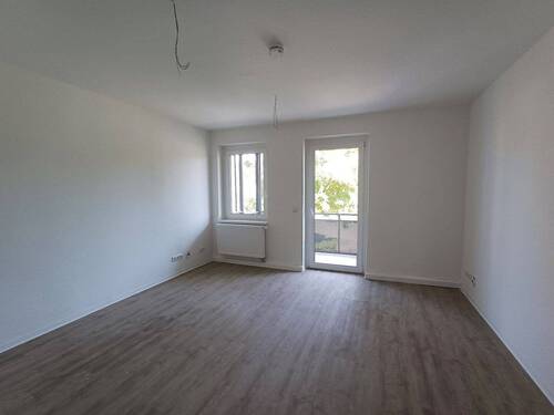 Wohnzimmer mit Balkon - 4 Zimmer Etagenwohnung in Merseburg