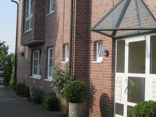 Fassade mit Hauseingang - 2 Zimmer Etagenwohnung zur Miete in Ahrensburg