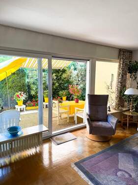 Blick von Wohnzimmer auf die Terrasse - Einfamilienhaus mit 200,30 m² in Engelsbrand-Salmbach zum Kaufen