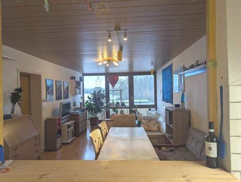 Blick aus Küche ins Wohnzimmer - Attraktive 2-Zimmer Wohnung im 1. OG mit Balkon und Stellplatz in Giengen a.d. Brenz
