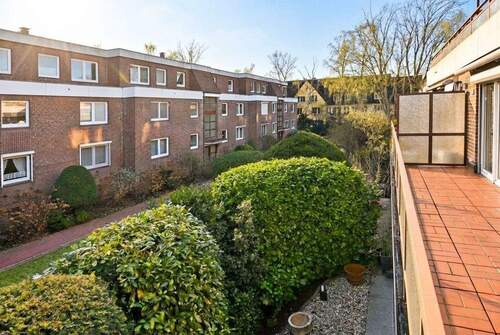 Blick vom großen Südbalkon in die ruhige Wohnanlage - Familienfreundliche 4-Zi-Wohnung in ruhiger Sackgasse mit Südbalkon & Tiefgaragenstellplatz