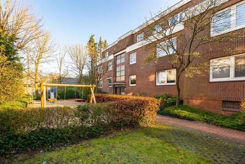 Vorderseite und Eingang - 4 Zimmer Etagenwohnung zum Kaufen in Hamburg - Lokstedt