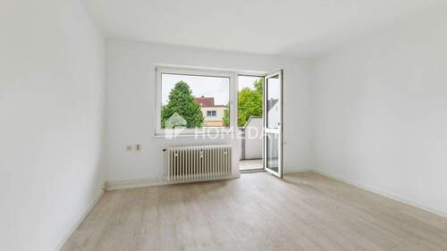 Wohnzimmer 1 - Neu sanierte 3-Zimmer-Wohnung mit überdachtem Balkon in ruhiger Lage