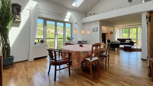 Essbereich mit Zugang zum Balkon - 