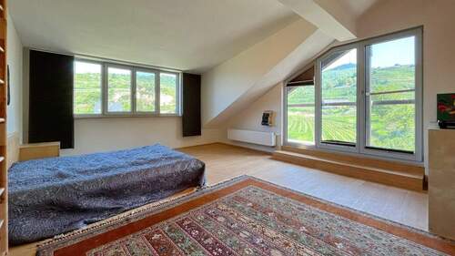 Die ersten Sonnenstrahlen können Sie morgens auf dem Ostbalkon mit Blick in den Garten einfangen - 