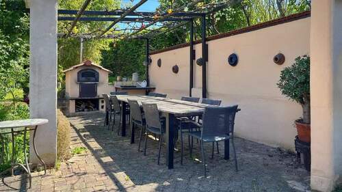 Pergola mit Tafel und Pizzaofen – perfekt für lange Sommerabende - 