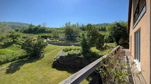 Blick auf den weitläufigen Garten vom Balkon - 