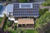 Drohnenaufnahme Solarthermie und PV-Anlage - 
