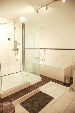 Dusche Bad - Ruhig gelegene 2-Zimmer Wohnung (UG) mit Freisitz und Stellplatz sowie Nebenkostenpauschale