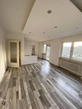 Wohnzimmer - 4 Zimmer Etagenwohnung in Kitzingen