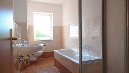 Blick ins Tageslichtbad - Etagenwohnung mit 84,00 m&sup2; in Riesa zur Miete