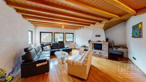 OG - Wohnzimmer 1 mit offenem Kamin - 