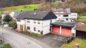 Straßenansicht mit Garagen - 6 Zimmer Einfamilienhaus zum Kaufen in Schönau (Pfalz)