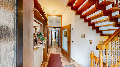 EG - Flur mit Treppe ins UG und OG - 