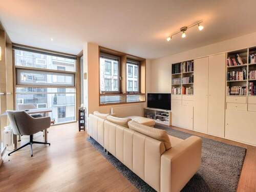 Wohnraum mit Glaserker - 2 Zimmer Etagenwohnung in München