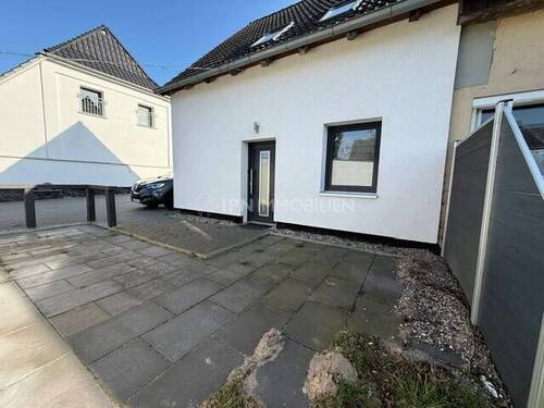 Außen - Modernisiertes Reihenendhaus - 3 Zimmer, 2 Bäder, Parkplatz, Terrasse