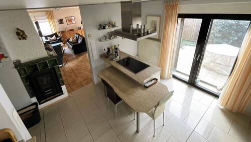 Küche mit Blick zum Wohnbereich und zum Ausgang zur Terrasse - 