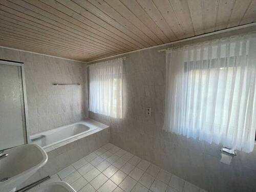 Badezimmer im DG unmöblierten Zustand - 