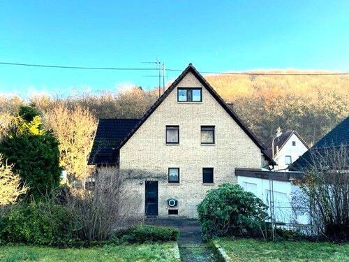 Blick vom Garten zur Liegenschaft und den Garagen - 5 Zimmer Einfamilienhaus zum Kaufen in Landstuhl