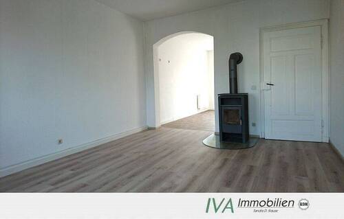 Blick ins Wohnzimmer - Gemütliche 2-Raum-Wohnung mit Kaminofen im Stadtzentrum Riesa´s