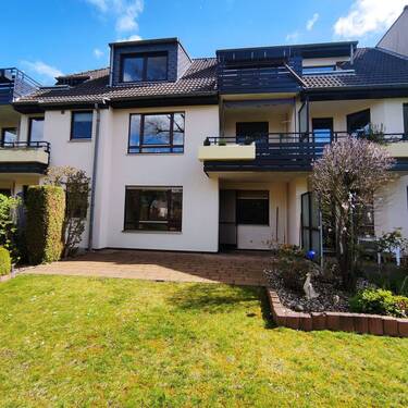 Rückansicht mit Terrasse - Für jedes Alter! In grüner ruhiger Lage 2- Zi.-Terrassen ETW