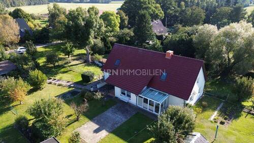 Luftbild - Provisionsfrei - Einfamilienhaus mit Ausbaumöglichkeit, Garage & Bauland!