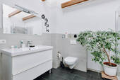 Lichtdurchflutetes Badezimmer - 