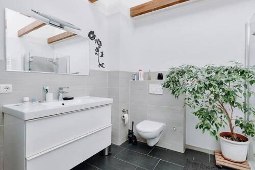 Lichtdurchflutetes Badezimmer - 