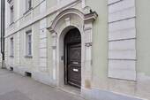 Eingang.jpeg - Historisches Mehrfamilienhaus (Einzeldenkmal) mit 6 Wohneinheiten!