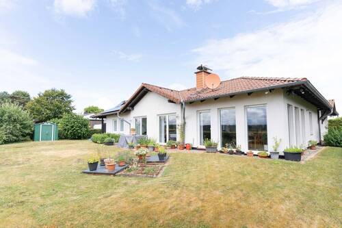 Ansicht vom Garten - Einfamilienhaus in Feldrandlage mit herrlichem Weitblick und vielseitiger Nutzungsmöglichkeit
