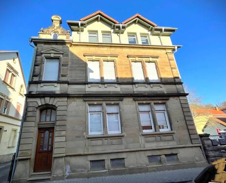  Straßenansicht mit historischer Sandsteinfassade - 9 Zimmer Mehrfamilienhaus, Wohnhaus zum Kaufen in Kusel