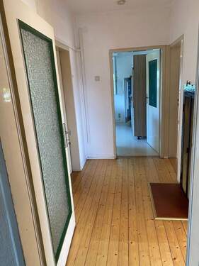 Flur Richtung Küche/Norden, links Badezimmer, rechts Wohn-/Esszimmer und Kinder-/Arbeitszimmer - 