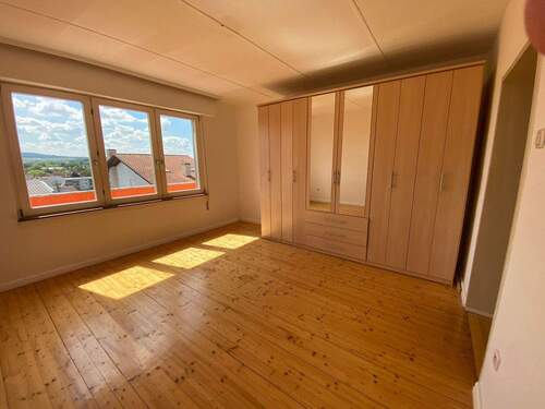 Schlafzimmer EG, links Fenster zum Südbalkon - 