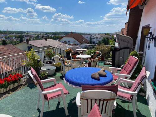 Terrasse mit Tischen und Stühlen nach Westen - 
