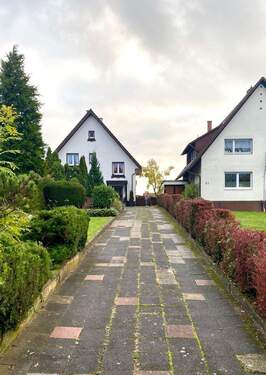 Einfahrt zum Haus - 7 Zimmer Mehrfamilienhaus, Wohnhaus zum Kaufen in Wiesloch