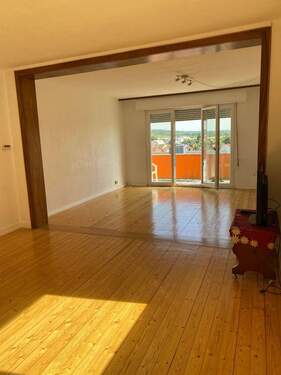 Wohn-/Esszimmer EG Richtung Süden zum Balkon - 