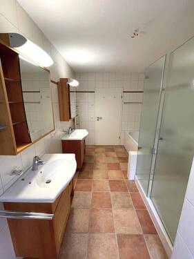 Bad mit Dusche und Wanne - 