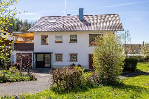 Vorderansicht NordWest_1 - Freistehendes 1-2-FH mit großem Garten & Garage - Sanierungsobjekt mit Entwicklungspotential.