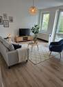 Wohnzimmer mit Terassenzugang - 2-Zimmer-Wohnung (ca. 60 m²) mit Terrasse in Schkeuditz - EG