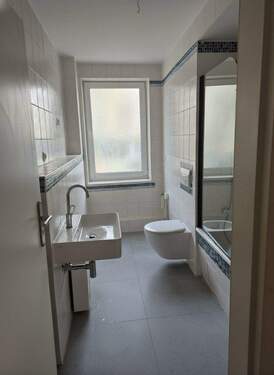 Bad mit Fenster und Duschwanne - 