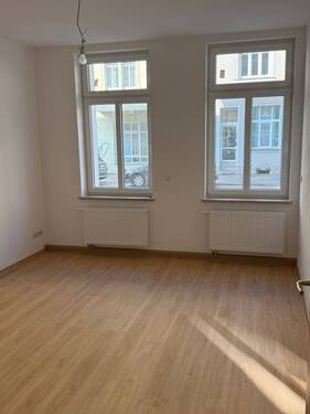 Wohnzimmer mit elektrischen Aussenjalousien - Neu energetisch-sanierte 2-RW mit Dusche Außenjalousie