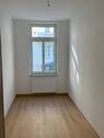 Schlafzimmer mit elektrischen Aussenjalousien - 2 Zimmer Etagenwohnung in Gera