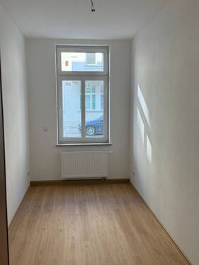 Schlafzimmer mit elektrischen Aussenjalousien - 2 Zimmer Etagenwohnung in Gera